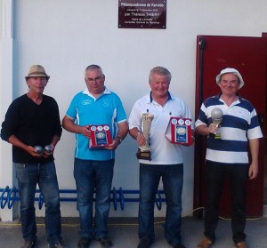 Veterans de petanque lanester et pontivy devant petanquodrome